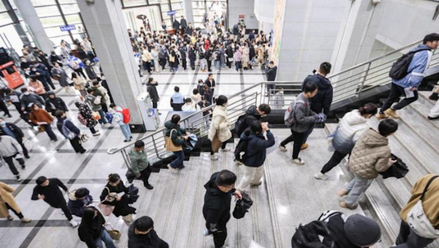 新澳今天最新资料2025年开奖号码查询,刘翔陪妻子回老家安徽探亲,多元化方案执行策略_影像版V14.45